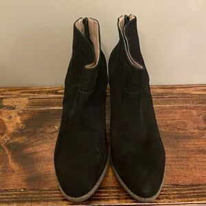 NWOB Adam Tucker by me Too suede ankle boots in Cayenne